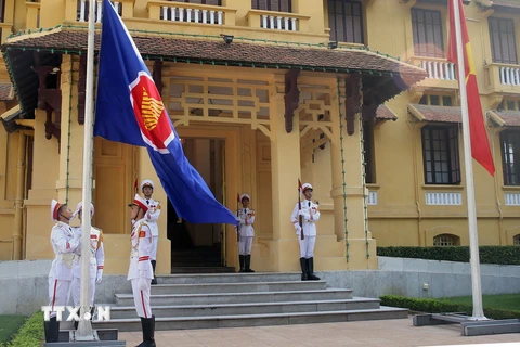 Lễ Thượng cờ ASEAN tại trụ sở Bộ Ngoại giao. (Ảnh: Nguyễn Khang/TTXVN)