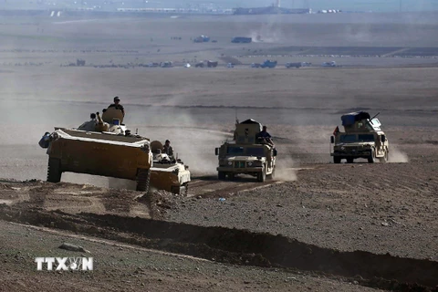Xe quân sự của quân Chính phủ Iraq trong cuộc giao tranh với phiến quân IS ở làng Badush nhằm giành lại quyền kiểm soát ở Tây Mosul ngày 9/3. (Nguồn: AFP/TTXVN)