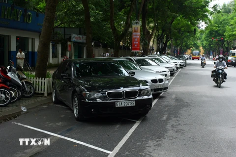 Một điểm trông giữ ôtô trên phố Lý Thường Kiệt, Hà Nội. (Ảnh: Huy Hùng/TTXVN)