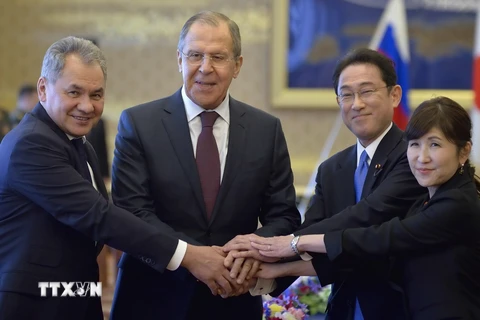 Các ngoại trưởng và bộ trưởng quốc phòng hai nước Nga, Nhật Bản tại cuộc gặp ở Tokyo. (Nguồn: AFP/TTXVN)