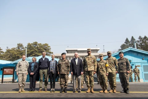 Ngoại trưởng Mỹ Rex Tillerson thăm Khu vực phi quân sự DMZ giữa Hàn Quốc và Triều Tiên, ngày 17/3. (Nguồn: STARS AND STRIPES)