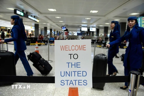 Một phi hành đoàn tới sân bay quốc tế Washington Dulles ở Dulles, bang Virginia (Mỹ) ngày 6/2. (Nguồn: AFP/TTXVN)