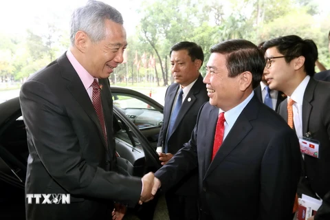 Chủ tịch Ủy ban Nhân dân Thành phố Hồ Chí Minh Nguyễn Thành Phong đón, hội kiến Thủ tướng Singapore Lý Hiển Long. (Ảnh: Thanh Vũ/TTXVN)
