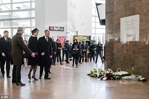Nhà Vua Bỉ Philippe và Hoàng hậu Mathilde đến đặt hoa tưởng niệm các nạn nhân vụ tấn công ở sân bay Zaventem. (Nguồn: AP)