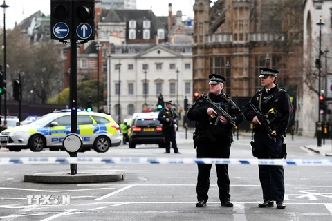 Cảnh sát có vũ trang gác bên ngoài tòa nhà Quốc hội ở London sau vụ nổ súng ngày 22/3. (Nguồn: EPA/TTXVN)