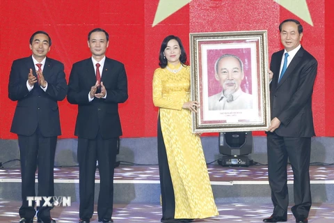 Chủ tịch nước Trần Đại Quang trao tặng bức chân dung Chủ tịch Hồ Chí Minh tặng cho Đảng bộ, chính quyền và nhân dân tỉnh Ninh Bình. (Ảnh: Nhan Sáng/TTXVN)