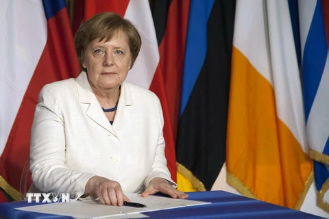 Thủ tướng Đức Angela Merkel ký Tuyên bố Rome tại Hội nghị ở Rome ngày 25/3. (Nguồn: EPA/TTXVN)