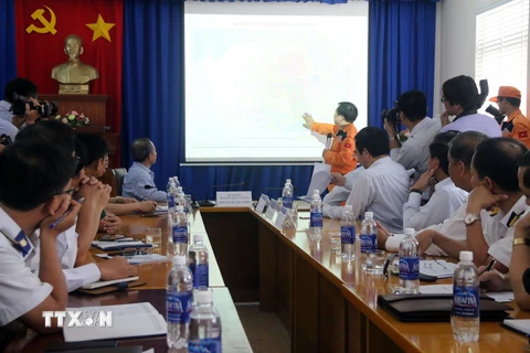 Đại diện Trung tâm Phối hợp tìm kiếm cứu nạn Hàng hải Việt Nam trình bày phương án cứu nạn tại cuộc họp. (Ảnh: Đoàn Mạnh Dương/TTXVN)