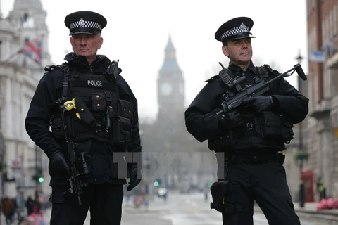 Cảnh sát gác bên ngoài tòa nhà Quốc hội Anh ở London sau vụ tấn công khủng bố ngày 22/3. (Nguồn: AFP/TTXVN)