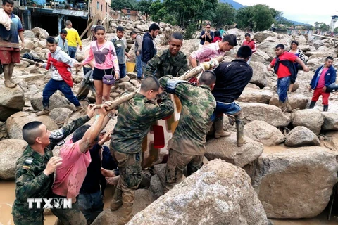 Binh sỹ cứu hộ Colombia chuyển thi thể các nạn nhân vụ lở đất ở Putumayo ngày 1/4. (Nguồn: THX/TTXVN)