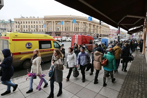 Người dân đi lại khu ga tàu điện ngầm ở Saint Petersburg. (Nguồn: TASS)