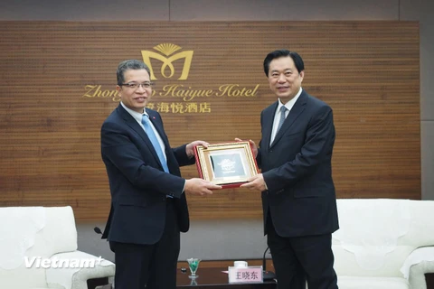 Đại sứ Đặng Minh Khôi trao quà lưu niệm cho tỉnh Hà Bắc. (Ảnh: Lương Tuấn/Vietnam+)
