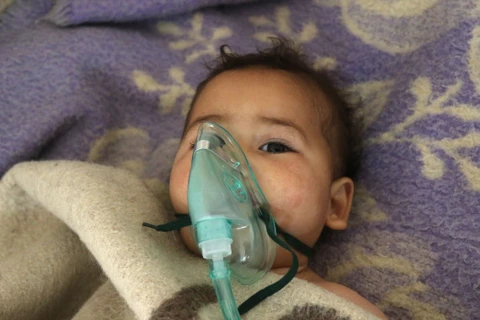 Một em nhỏ đang được cấp cứu tại bệnh viên sau vụ tấn công ở Idlib, ngày 4/4. (Nguồn: Getty)