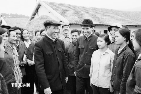 Tổng Bí thư Lê Duẩn nói chuyện với cán bộ, công nhân Xí nghiệp Chăn nuôi Đồng Nai (1/1980). (Ảnh: Tư liệu TTXVN