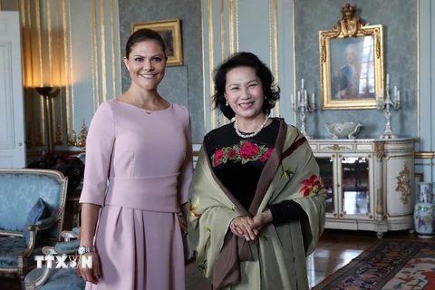 Chủ tịch Quốc hội Nguyễn Thị Kim Ngân chào xã giao Công chúa kế vị Victoria Alice Désirée. (Ảnh: Trọng Đức/TTXVN)