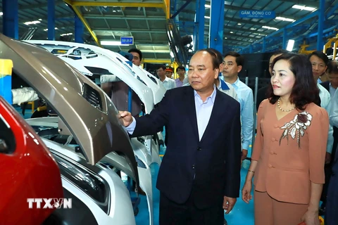 Thủ tướng Nguyễn Xuân Phúc đến thăm Nhà máy ôtô Hyundai Thành Công Việt Nam (huyện Gia Viễn). (Ảnh: Thống Nhất/TTXVN)