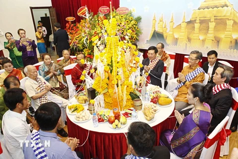 Các đại biểu tham dự Lễ buộc chỉ cổ tay - một trong những nghi lễ quan trọng trong mỗi dịp Tết cổ truyền của nhân dân các dân tộc Lào. (Ảnh: Văn Điệp/TTXVN)