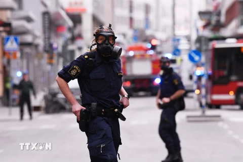 Cảnh sát Thụy Điển làm nhiệm vụ tại hiện trường vụ đâm xe tải. (Nguồn: AFP/TTXVN)