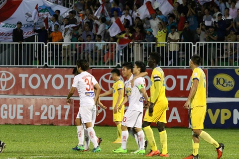 Kết thúc vòng 12 V-League 2017: FLC Thanh Hóa vươn lên dẫn đầu