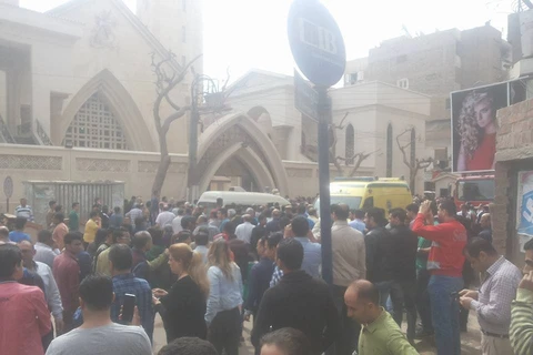 Đám đông bên ngoài nhà thờ sau vụ đánh bom. (Nguồn: egyptianstreets.com)