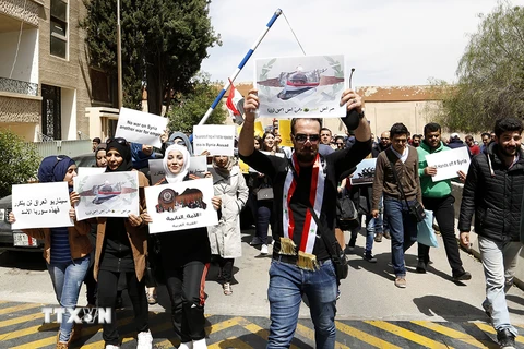 Người dân thủ đô Damascus biểu tình phản đối vụ tấn công bằng tên lửa của Mỹ. (Nguồn: EPA/TTXVN)