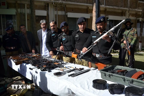 Số thuốc nổ và vũ khí thu được ở khu vực Chaman, dọc biên giới Pakistan-Afghanistan. (Nguồn: EPA/TTXVN)