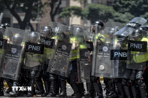 Cảnh sát Venezuela trong cuộc xung đột với người biểu tình ở Caracas ngày 4/4. (Nguồn: AFP/TTXVN)