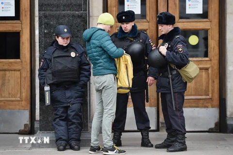 Cảnh sát Nga siết chặt an ninh tại lối vào ga tàu điện ngầm Ploschad Revolyutsii ngày 5/4, sau vụ tấn công khủng bố ở St. Petersburg. (Nguồn: AFP/TTXVN)