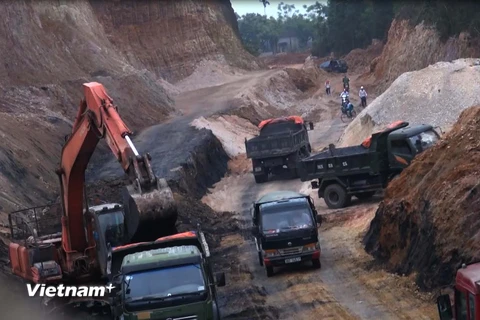 Hoạt động khai thác than trái phép diễn ra công khai ở xã Hợp Thắng, huyện Triệu Sơn. (Ảnh: Quang Ngọc/Vietnam+)