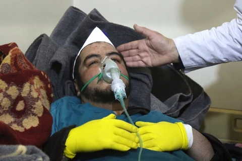 Một người dân Syria được cấp cứu tại bệnh viện bị nghị hít phải khí độc sau cuộc tấn công ở Khan Shaykhun, Idlib. (Nguồn: AFP)