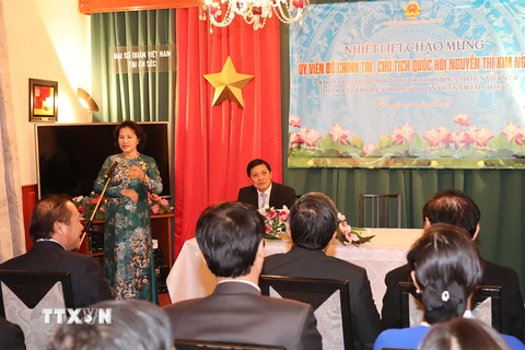 Chủ tịch Quốc hội Nguyễn Thị Kim Ngân đến thăm và nói chuyện với cán bộ, nhân viên Đại sứ quán tại Cộng hòa Séc. (Ảnh: Trọng Đức/TTXVN)