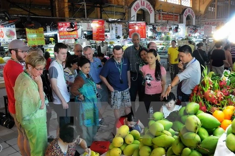 Du khách quốc tế tham quan, mua sắm tại chợ Bến Thành, Thành phố Hồ Chí Minh. (Ảnh: An Hiếu/TTXVN)