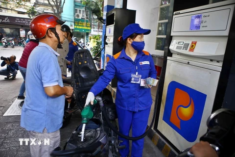 Khách hàng mua xăng tại của hàng xăng dầu số 9 Trần Hưng Đạo (Hà Nội). (Ảnh: Minh Quyết/TTXVN)