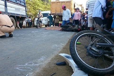 Va chạm giữa xe tải và xe máy làm 3 người thương vong tại Quảng Nam 