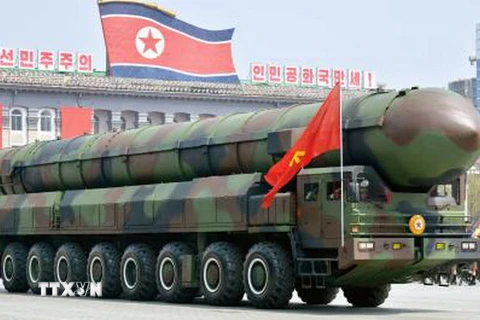 Một loại tên lửa được Triều Tiên trưng bày tại lễ diễu binh kỷ niệm 105 năm ngày sinh cố Chủ tịch Kim Nhật Thành ở Bình Nhưỡng ngày 15/4. (Nguồn: Kyodo/ TTXVN)