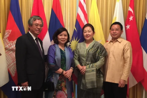 Đại sứ Phạm Quang Vinh và Phu nhân chụp ảnh chung với Đại sứ Mai Sayvongs và Phu nhân. (Ảnh: Đoàn Hùng/TTXVN)