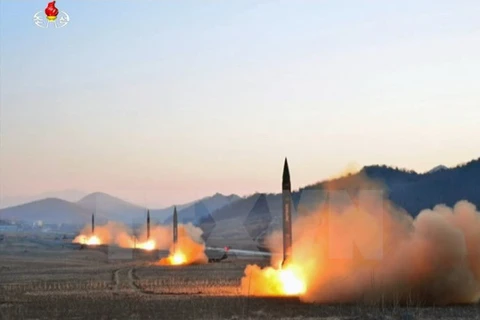 Bốn tên lửa đạn đạo của Triều Tiên được phóng thử trong một cuộc diễn tập quân sự của các đơn vị pháo binh Hwasong. (Nguồn: Yonhap/TTXVN)