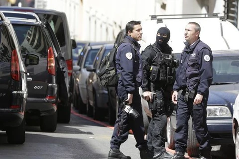 Cảnh sát Pháp tại cuộc đột kích lục soát nhà hai nghi phạm âm mưu tấn công khủng bố ở Marseille. (Nguồn: AP) 