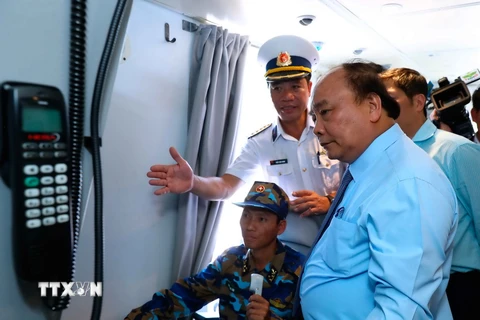 Thủ tướng Nguyễn Xuân Phúc đến thăm và kiểm tra công tác huấn luyện tại Lữ đoàn tên lửa bờ 681, Vùng 2 Hải quân. (Ảnh: Thống Nhất/TTXVN)