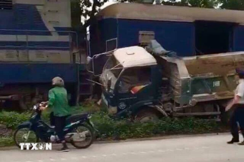 Va chạm giữa tàu hỏa và xe tải ở Quảng Ninh, lái xe bị thương nặng 