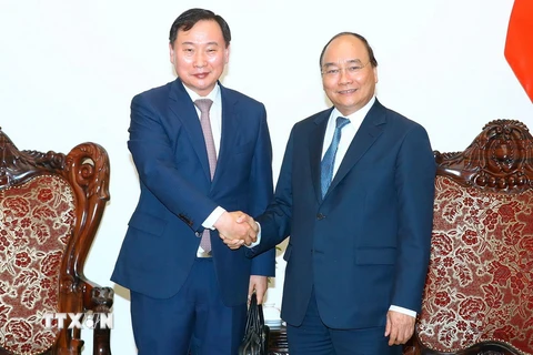 Thủ tướng Nguyễn Xuân Phúc tiếp ông S.K. Han, Tổng giám đốc Tập đoàn Huyndai Motor phụ trách lĩnh vực xe thương mại. (Ảnh: Thống Nhất/TTXVN)