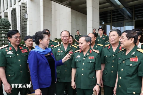 Chủ tịch Quốc hội Nguyễn Thị Kim Ngân tiếp và tặng quà các tướng lĩnh, cán bộ, sĩ quan và cựu chiến binh Quân đoàn 2 đang ở thăm Hà Nội. (Ảnh: Trọng Đức/TTXVN)
