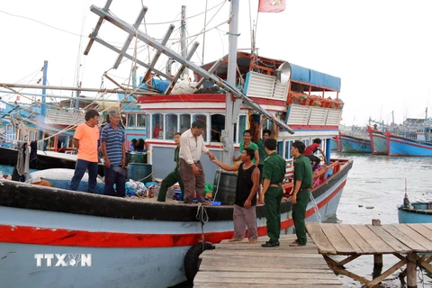 Đưa ngư dân bị nạn được cứu hộ vào Trạm kiểm soát Biên phòng Cà Ná, ngày 3/4. (Ảnh: Công Thử/TTXVN)