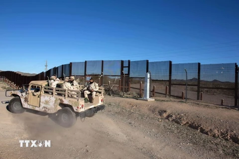 Bức tường biên giới giữa Mỹ và Mexico ở Sonoyta, bang Sonora, Mexico. (Nguồn: AFP/TTXVN)
