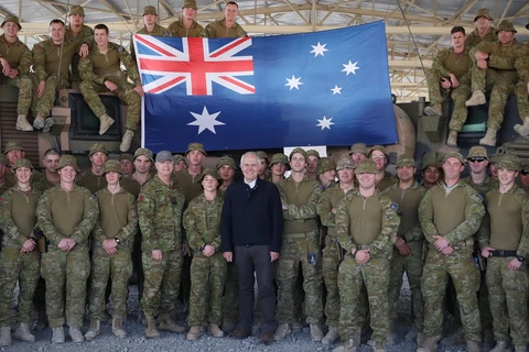 Thủ tướng Australia Malcolm Turnbull chụp ảnh chung với các binh sỹ Australia đang đồn trú ở Afghanistan. (Nguồn: AAP)