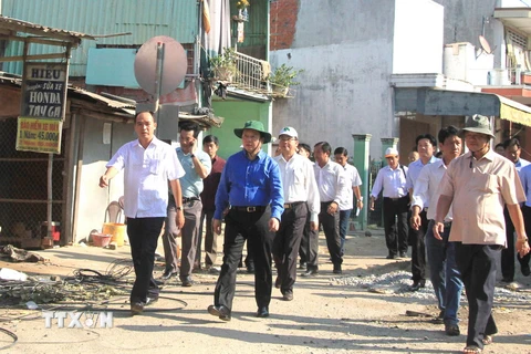 Bộ trưởng Bộ Tài nguyên và Môi trường Trần Hồng Hà thị sát tại hiện trường vụ sạt lở. (Ảnh: Công Mạo/TTXVN)