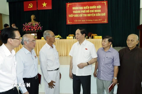 Chủ tịch nước Trần Đại Quang tiếp xúc cử tri huyện Cần Giờ. (Ảnh: Nhan Sáng/TTXVN)