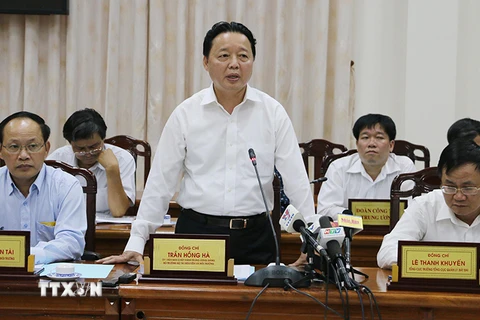 Bộ trưởng Bộ Tài nguyên và Môi trường Trần Hồng Hà phát biểu tại buổi làm việc. (Ảnh: Công Mạo/TTXVN)