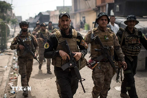 Binh sỹ Iraq tuần tra trên một tuyến phố ở phía tây thành phố Mosul sau khi giành lại khu vực này từ IS ngày 21/4. (Nguồn: AFP/TTXVN)