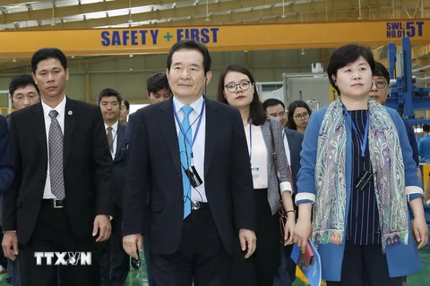 Chủ tịch Quốc hội Hàn Quốc Chung Sye-kyun thăm khu sản xuất của Công ty trách nhiệm hữu hạn Alutec Vina. (Ảnh: Văn Điệp/TTXVN